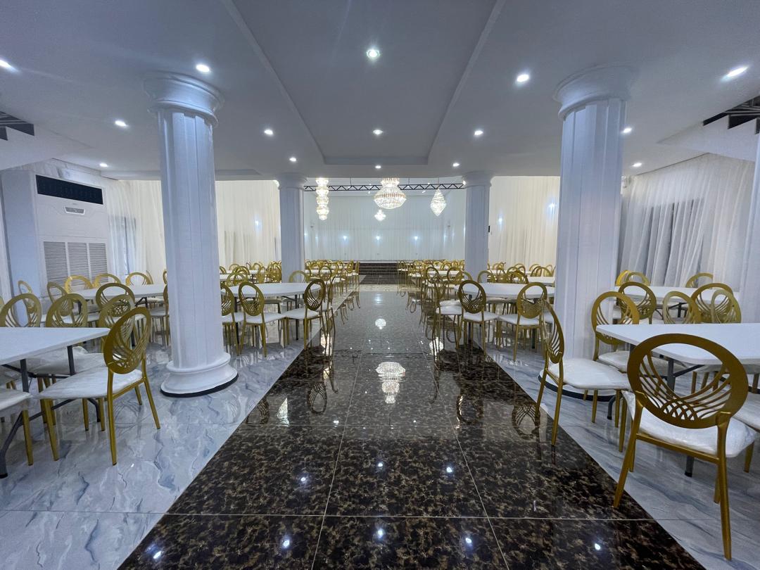 Long tables set along the polished aisle