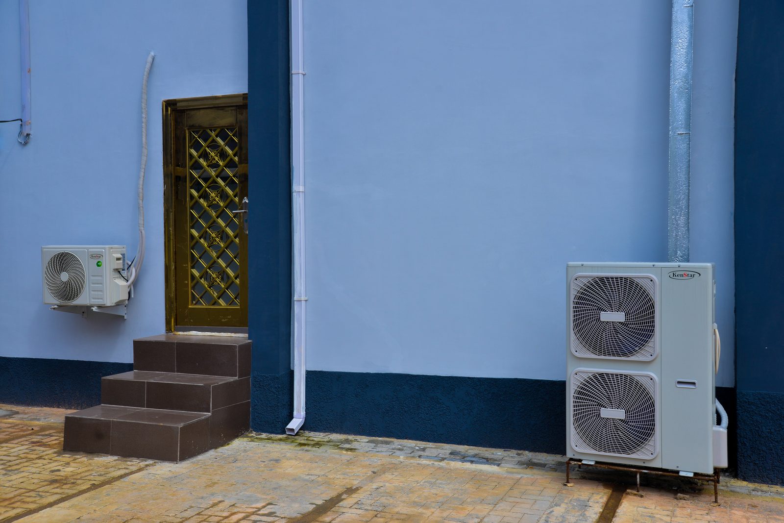 Modern air conditioning throughout the hall
